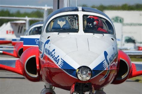 Snowbirds – Learn to Fly a Snowbird Tutor Jet